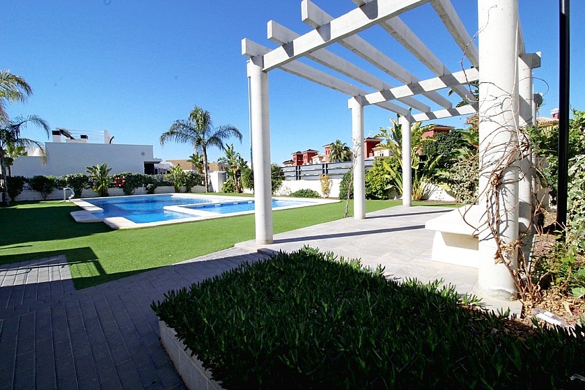 Costa Blanca Properties close to Golf Resorts - Townhouse in Lomas de Cabo Roig, Costa Blanca